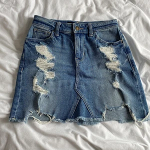 Jeanskjol  - Jättefin jeanskjol från Hollister. Tyvärr för lite för mig men perfekt till sommaren🤩 perfekt till storleken och har en snygg passform🥰 