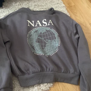 Nasatröja storlek S - En grå collagetröja med nasatryck på i storlek S. Andvänd få tals gånger, jättefin.