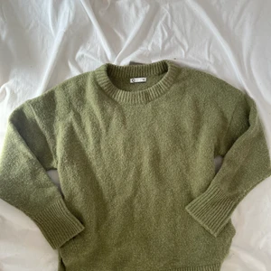 Grön stickad tröja  - Söt Stickad grön tröja. Visas på en s men passar säkert även m! Köpare står för 57kr spårbar frakt om inte funktionen ”köp nu” används. Plagget är i gott second hand skick. 