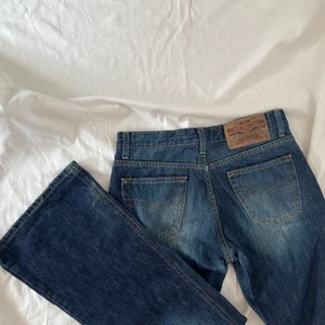 Lågmidjade crocker jeans  - Crocker jeans i mörkblå färg. Kan ej visa på då de uppskattas passa storlek xs och jag själv oftast bär L i byxor.  Köpare står för 66kr spårbar frakt om inte funktionen ”köp nu används. Plagget är i gott second hand skick. Mått kan tas på förfrågan. 