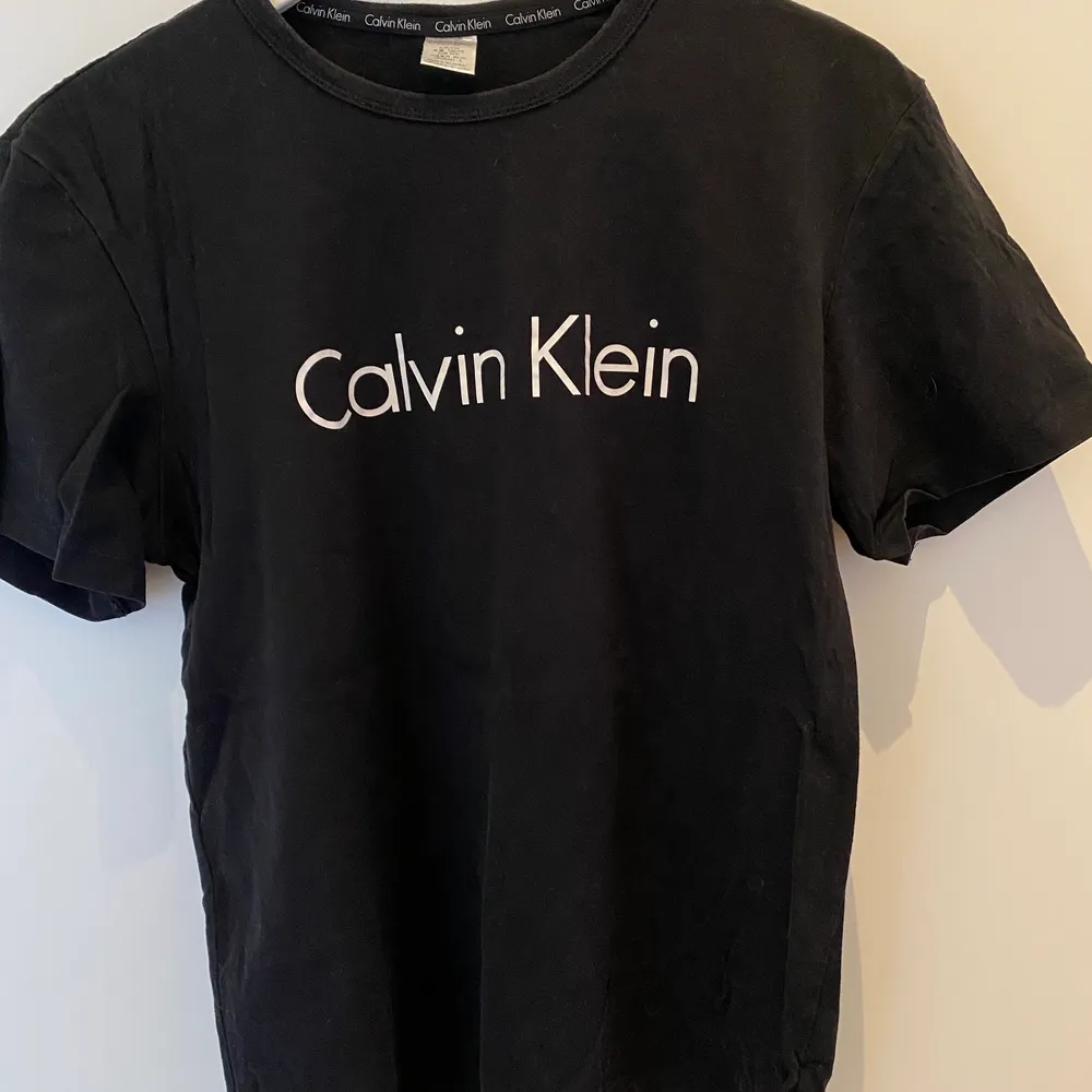 T shirt från Calvin Klein, i bra skick :). T-shirts.