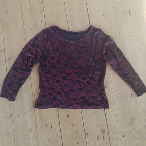 Vinröd sammetstopp - Lite croppad på mig som är M. Fint skick. Färgen är mest som på bild 3.