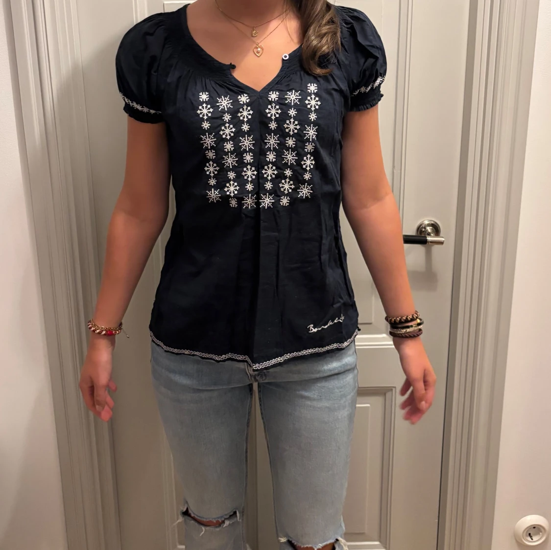 Mörkblå blus med broderi från Bondelid