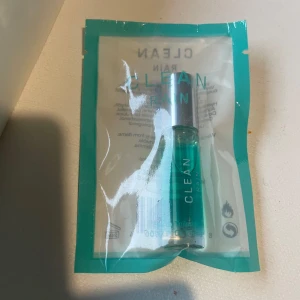 CLEAN Rain Eau de Toilette 5ml - Fräsch och lätt parfym från CLEAN i doften Rain. Kommer i en smidig 5ml glasflaska med silverfärgad kork och turkosblå vätska. Förpackad i en genomskinlig plastpåse med turkos ram. Perfekt att ha med i väskan.