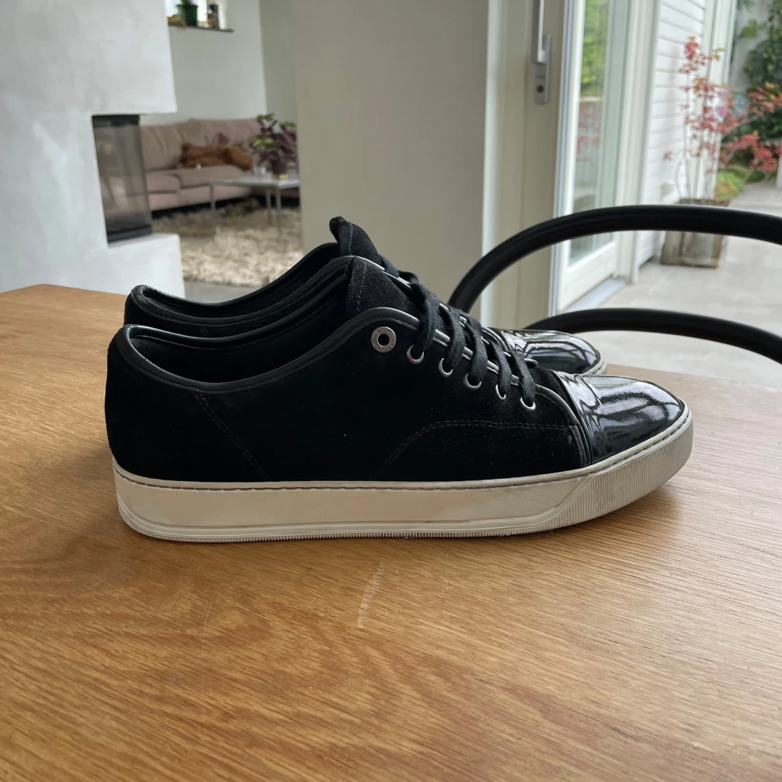 Svarta lanvins med glansig toe cap - 3