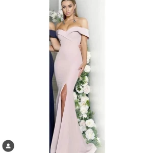 Festklänning, balklänning från French Connection stl 36 - Lånad bild. Snygg och elegant klänning, köpt från en säljare från Plick men den var för stor så jag säljer den vidare. Står stl .8T på lappen och det motsvarar stl 36. Jag har själv stl XS och denna är för stor.Säljaren beställde den från Asos.