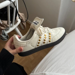 Adidas x wales bonner - Ett par jätte fina och unika adidas samba i wales bonner kollektion. Säljs då jag ej får användning av de. Köpta här på plick för 2000kr utan box osv därav är jag ej säker på att de är äkta! skriv för fler bilder eller funderingar🧡