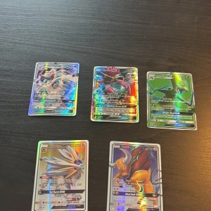 Pokémon GX-kort samling - Samling av fem glittrande Pokémon GX-kort, perfekta för dig som älskar att samla och spela Pokémon! Kort med coola motiv som Solgaleo, Tauros, Sceptile, Primarina och Hoopa. Perfekt för unga samlare och fans av Pokémon-världen.