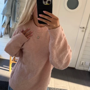 Ljusrosa stickad tröja med rund hals💕 - Supermysig ljusrosa stickad tröja med rundad hals och långa ärmar. Tröjan har en loose passform och breda ribbade muddar vid ärmslut och hals. Perfekt att slänga på sig när det är kyligt ute.