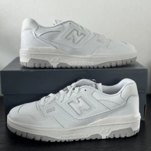 New Balance 550 White/Grey NYA stl 42.5 - New Balance 550 White/Grey. Storlek 42.5. Helt nya/oanvända. Snabb och smidig affär utlovas.