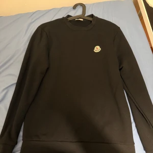 Moncler Långärmad Tröja - Perfekt nu inför hösten när det blir lite kyligare, storlek 2/M men är slim fit så passar någon som bär S också helt felfri för mer info eller frågor är det bara att skriva