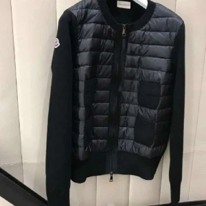Mobiler cardigan - Svart moncler cardigan i storlek säljes då min dotter har växt ur den.