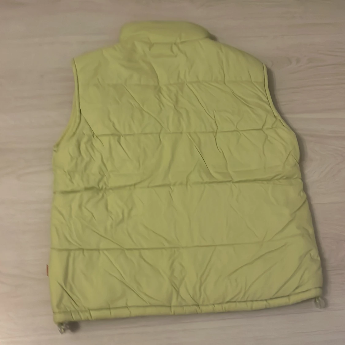 Grön dunväst med blommor från p.brand - 1