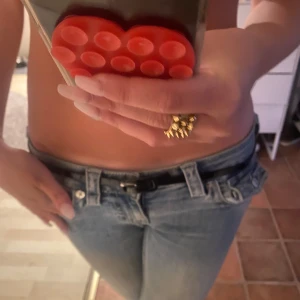 Ett svart smalt bälte  - Säljer ett smalt svart bälte, som är perfekt för en snygg klassisk jeans look