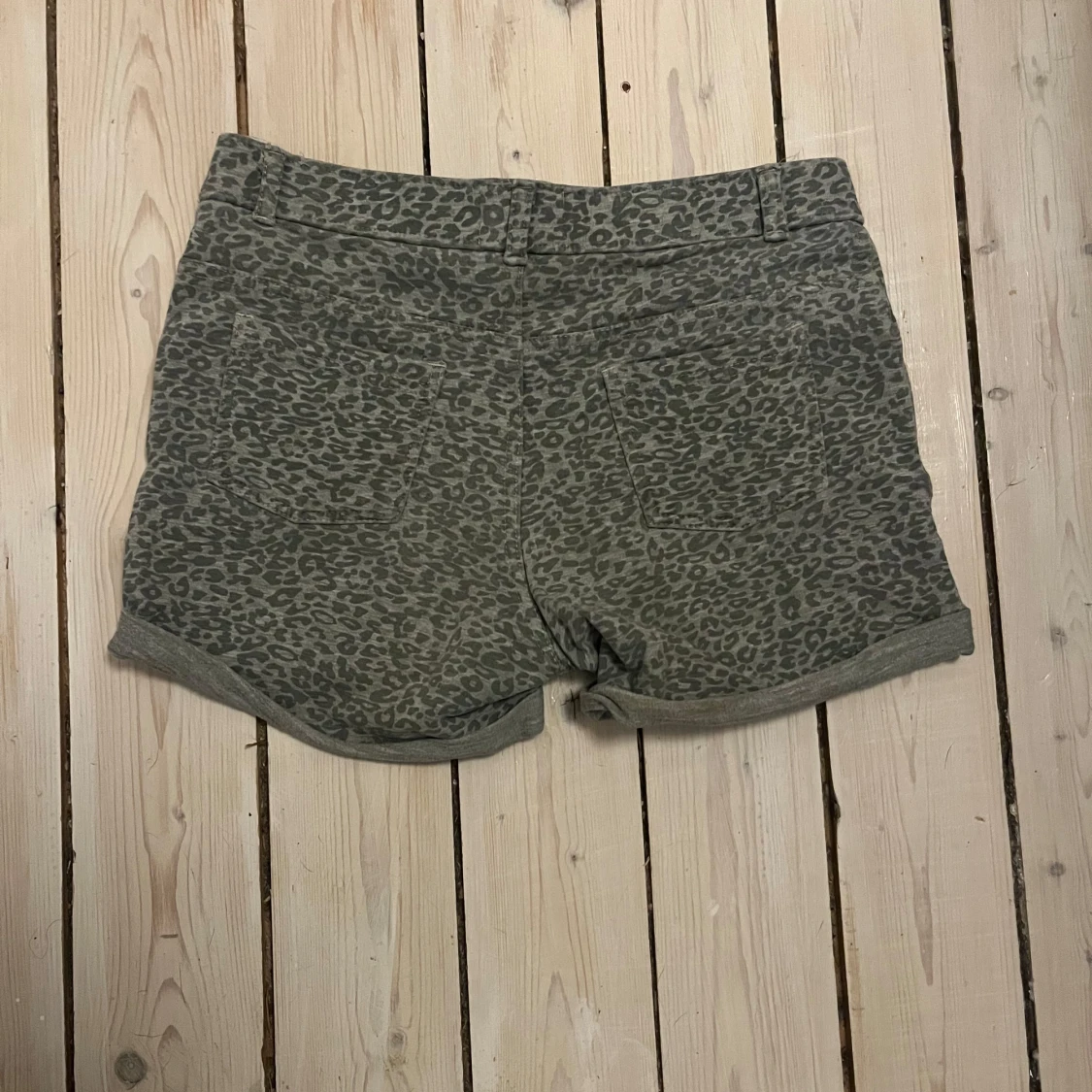 Grå leopardmönstrade shorts - 1