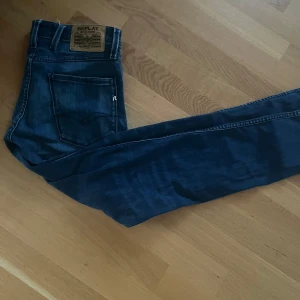 Replay Anbass jeans Slim fit - Säljer ett par snygga Replay Anbass jeans i mörkblå tvätt. Storlek W29 L32. Säljer för att de inte passar.