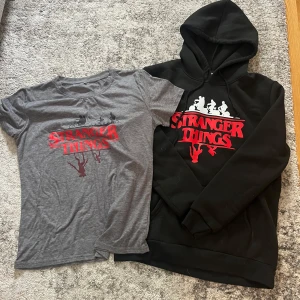 Stranger Things hoodie + t-shirt - Säljer en svart hoodie med huva och en grå t-shirt, båda med Stranger Things-tryck. (Säljer båda tillsammans) båda i storlek M. 