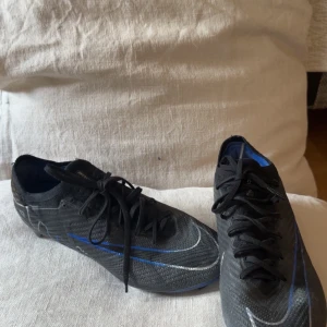 Nike mercurial vapor 15 elite  - Nike mercurials i modellen elite i storlek 42. Underlaget är fg. Skorna är använde i ungefär 3 månader, skicket är helt okej. Kontakta vid funderingar.