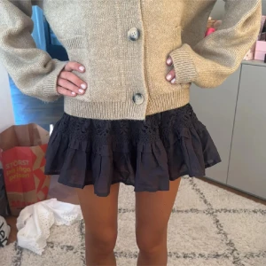 Söt volang kjol - Jötte gullig kjol med fint mönster. Passar till allt💓💓xs/s. Aldrig använd 