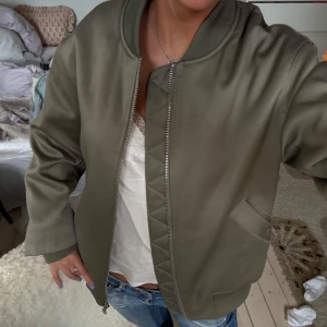 Olivgrön bomberjacka med dragkedja - Säljer den populära HM bomberjackan!! 