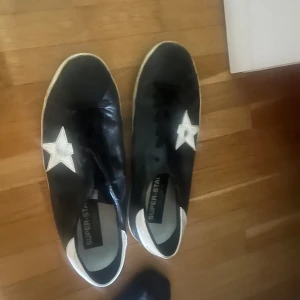 Golden goose skor - Svarta golden goose skor, väldigt fint skick. Inte jätte använda, storlek 46. Pris kan diskuteras 