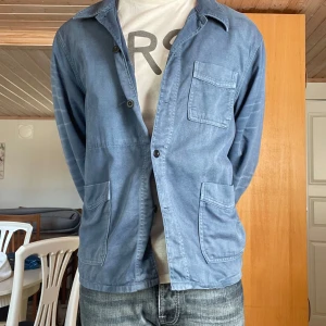 Blå overshirt från Ralph Lauren - Säljer en blå overshirt från Ralph Lauren, den är använd 1 gång och köpt för 5499kr på NK men mitt pris är bättre. Denna är ett måste att ha i garderoben i sommar/höst den passar verkligen till allt allt allt:)))