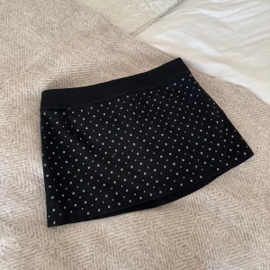 Svart kjol med nitar - Superfin kjol med nitar! Midjemått tvärs över är 40cm💛