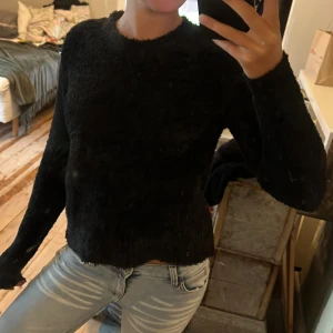 Svart fluffig tröja från Bik Bok - Mysig svart tröja från Bik Bok i storlek XS. Den har rund hals och långa ärmar. Perfekt när du vill ha något enkelt men ändå lite extra. Passar perfekt till hösten och vintern