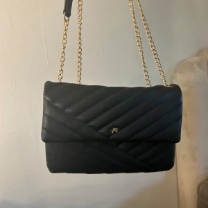 Svart väska. Anna Field - Använd 1-2 gånger. Inga tecken på användning