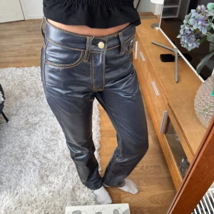Eytys jeans - Coola jeans i marinblå metallic textur, storlek 25/32, jag är 170 cm lång 