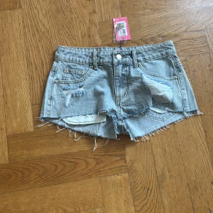 Låg midjade shorts  - Låg midjade shorts från edikted, de är helt nya och har aldrig använts. Skriv gärna innan ni köper storleken är XS.💕