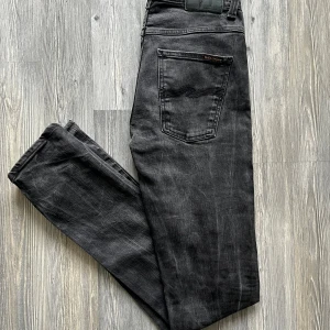 Svarta jeans från Nudie Jeans Co - Hyfsat nya Nudie jeans som jag köpte i våras och växts ur ganska snabbt. Använda ett fåtal gånger men inga som helst defekter. Skriv gärna vid frågor eller bud🙌