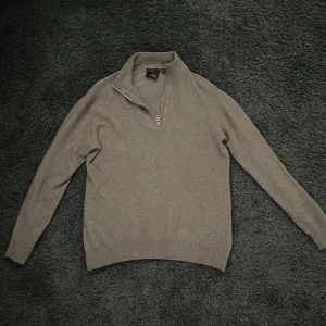 Oscar Jacobsson Cashmere quarterzip  - Riktigt skön cashmere quarterzip från Oscar Jacobsson. Storlek M men enligt mig sitter den som S. riktigt bra passform 