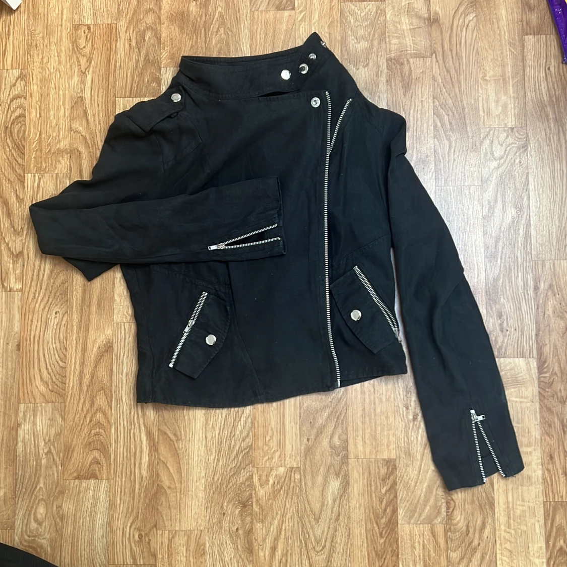 Svart tunn bikerjacka Saints & Mortals