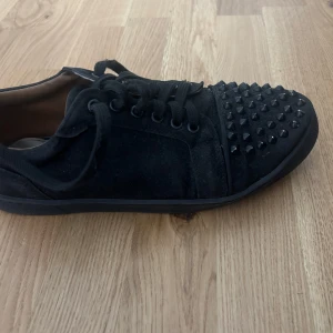 Christian Louboutin skor (priset går att diskuteras) - Svarta sneakers från Christian Louboutin. De är i bra skick men lite slitna 