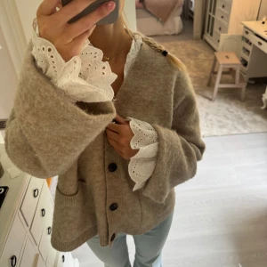 Vit blus med broderi/volang - Super snygg luftig blus som är snygg att ha som den är, men också att ha under tjockare kofta/tröja!😻😻storlek M från H&M❤️