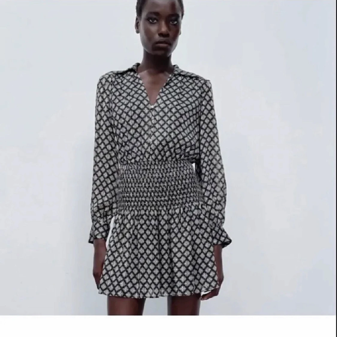 Svartvit kortklänning med mönster - 1