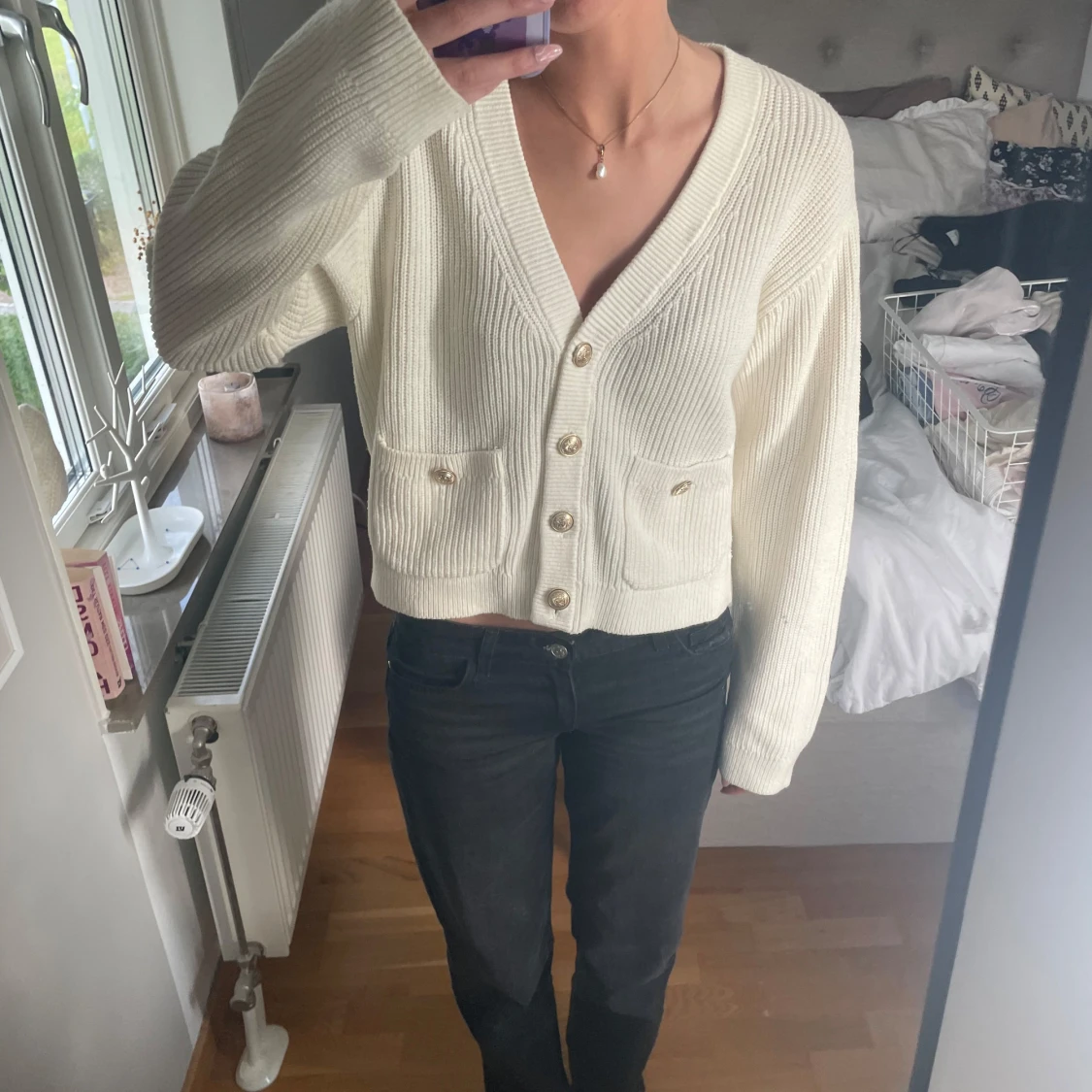 Vit croppad kofta med guldfärgade knappar - 2