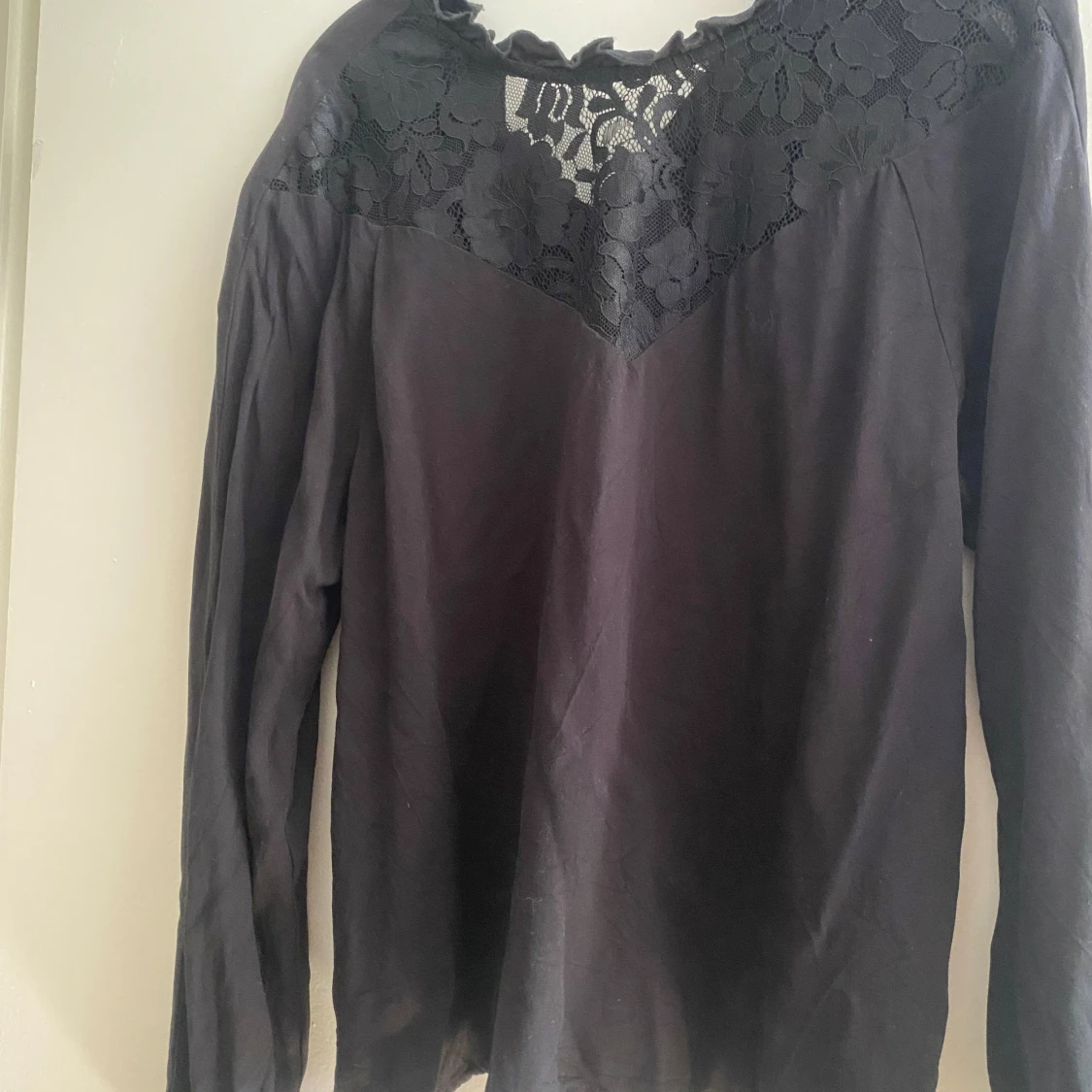 Svart blus med spets från VILA - 1