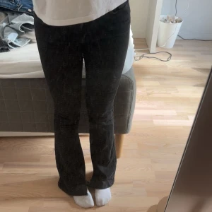 Svarta bootcut jeans från Vero Moda - Svarta jeans från veromoda med slitsar längst ner vid benen Supersköna och i fint skick. Storlek 27/32