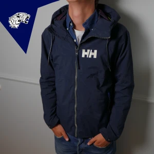 HELLY HANSEN JACKA - Fet windbreaker from Helly Hansen | Skick: 8/10 | Strl: S | Modellen är 182cm lång | Hör av dig om du undrar någonting!