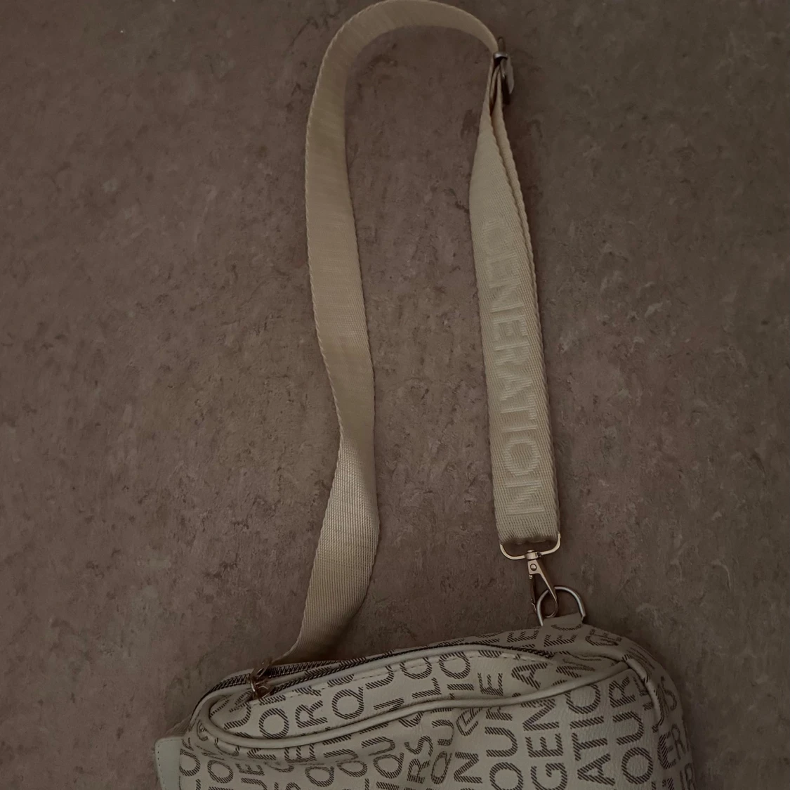 Beige axelväska med textmönster - 2