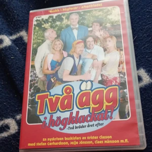 Två ägg i högklackat! - Två bröder året efter - En nyskriven buskisfars med färgstarka karaktärer och humoristiska inslag, perfekt för dig som gillar skratt och lättsam underhållning. Med Stefan Gerhardsson, Jojje Jönsson och Claes Månsson i rollerna.