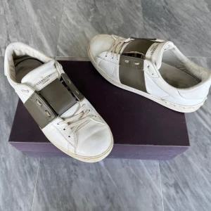Valentino Open skor  - Valentino Open - Skick: Fint skick - Tillbehör: Valentino kort - Nypris: 6000kr - TrendWardrobe