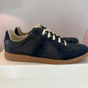 Maison margiela GATS navy - Säljer nu mina maison Maison margiela GATS i färgen navy. Inga tecken på användning. Kan gå ner i pris vid en snabb affär
