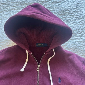 Vinröd zip Ralph lauren - Vinröd zip från Ralph lauren i fint skick! Storlek m och passar bra på mig som är 180! Hör av er vid frågor pris går att diskutera