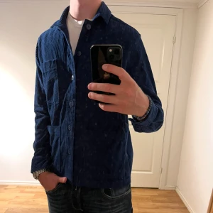 These Glory Days Overshirt mörkblå  - Säljer denna sjukt snygga Overshirten från These Glory Days⭐️ Färgen är mörkblå och storleken är M✅ Overshirten har inga defekter och skicket är utomordentligt🙌🤝 Sjukt najs passform och passar perfekt till hösten🍁🙌 Tveka inte på att höra av er dig vid minsta fråga eller fundering😊