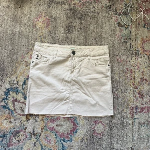 Cremefärgad jeanskjol  - Beige jeanskjol från Lean i storlek 36! 