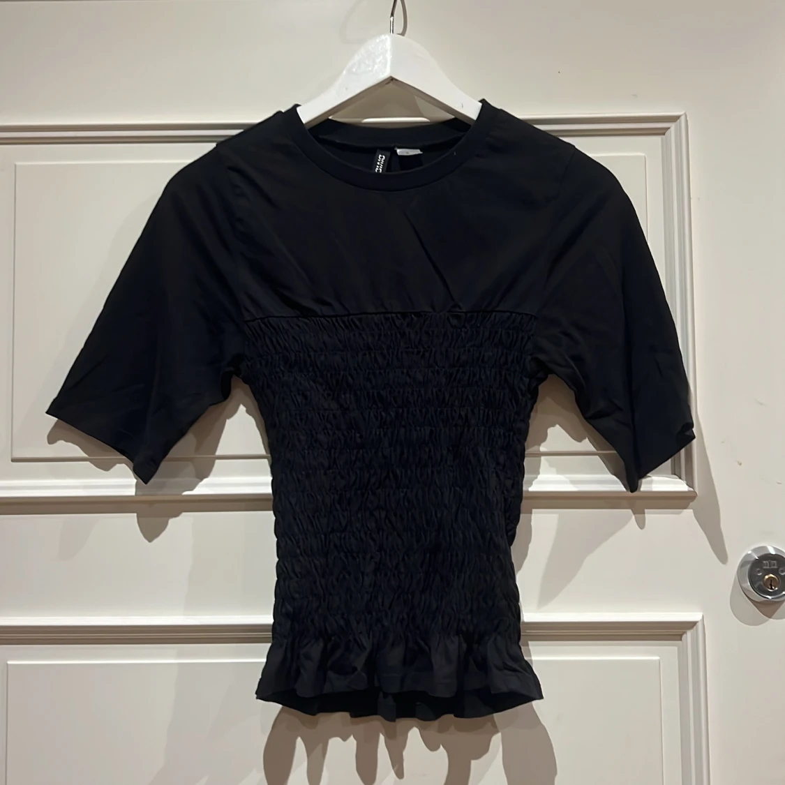 Svart smockad topp från H&M Divided XS