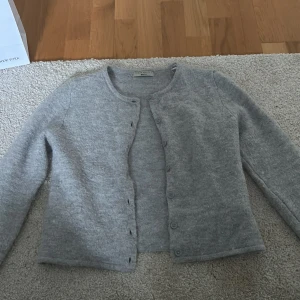 Gina tricot knitted cardigan - En fin stickad kofta från ginas premium, nästan aldrig använd därför i nyskick, nypris 400 säljer för 200💗